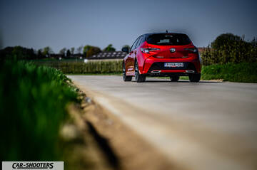 Toyota Corolla Hybrid – rear view, red on a country road