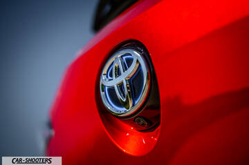 Toyota Corolla Hybrid – detail, emblem close-up
