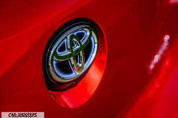 Toyota Corolla Hybrid – detail, emblem close-up