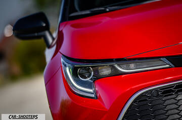 Toyota Corolla Hybrid – detail, headlight and grille close-up