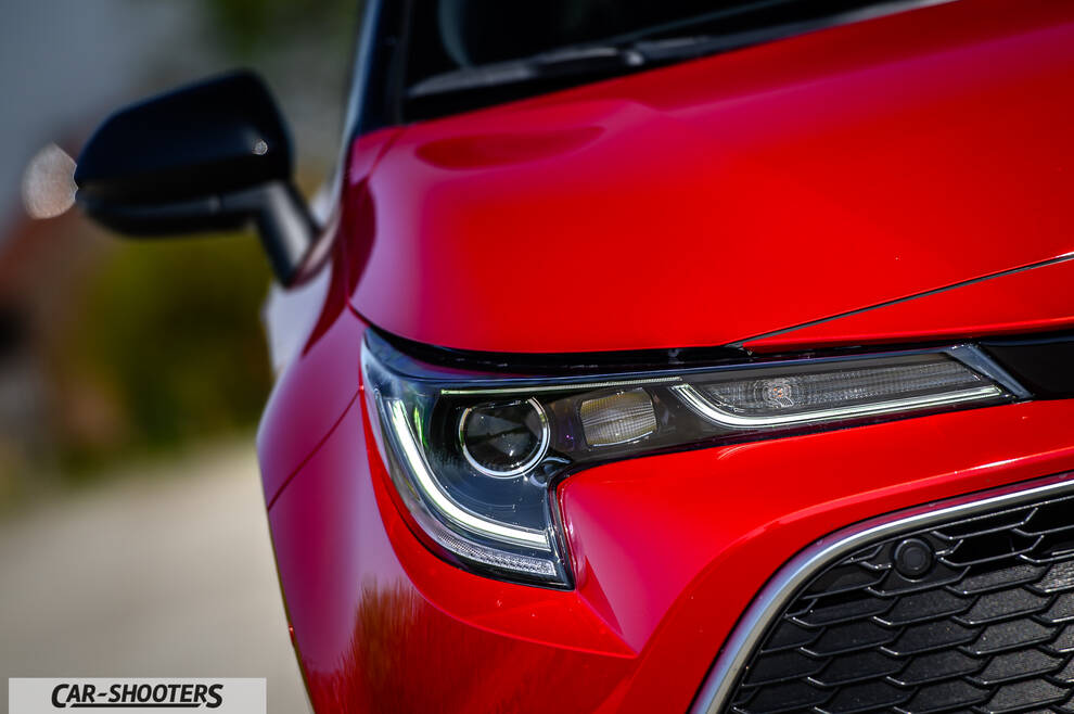 Toyota Corolla Hybrid – detail, headlight and grille close-up