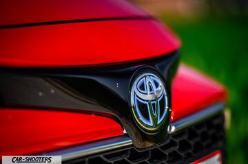 Toyota Corolla Hybrid – detail, emblem close-up