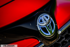 Toyota Corolla Hybrid – detail, emblem close-up
