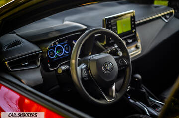 Toyota Corolla Hybrid – dashboard, digital instrument cluster and touchscreen