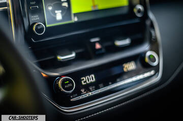 Toyota Corolla Hybrid – dashboard, climate control panel and infotainment screen