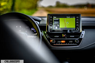 Toyota Corolla Hybrid – dashboard, touchscreen infotainment display