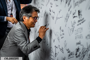Mazda MX 5 Icon s Day – detail, man signing a wall with signatures