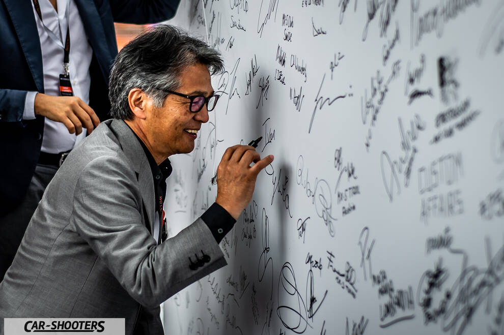 Mazda MX 5 Icon s Day – detail, man signing a wall with signatures