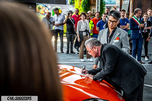 Mazda MX 5 Icon s Day – detail, being signed by a man