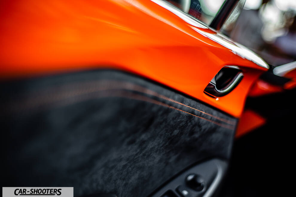 Mazda MX 5 Icon s Day – interior, orange door panel detail