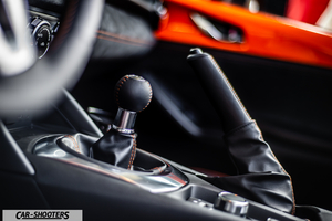 Mazda MX 5 Icon s Day – interior, manual gear shifter close-up
