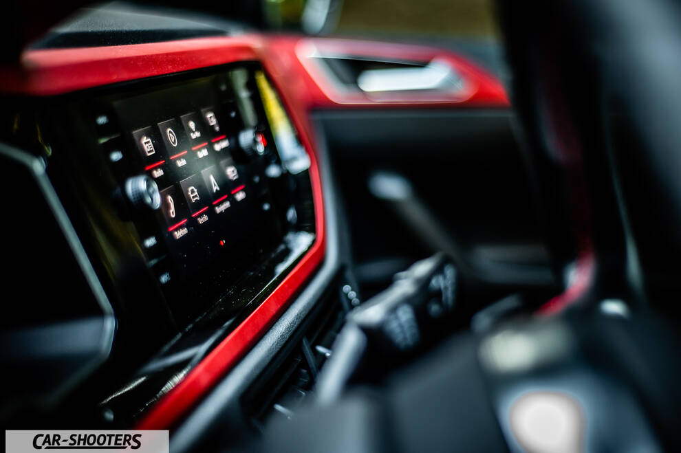 Volkswagen Polo GTI – dashboard, touchscreen infotainment display