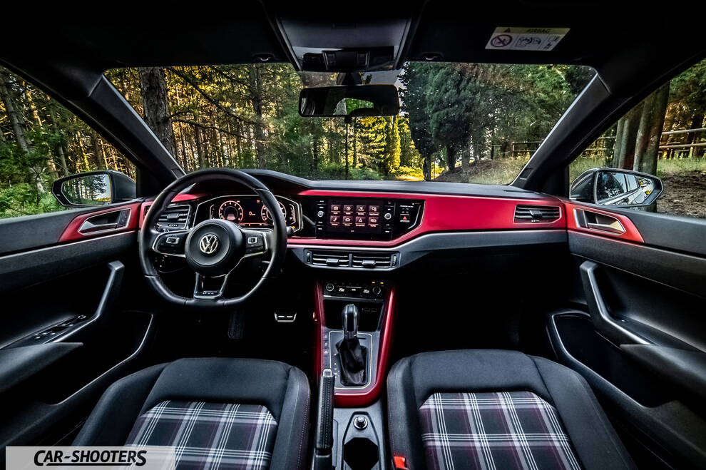 Volkswagen Polo GTI – dashboard, plaid front seats