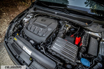 Volkswagen Polo GTI – engine bay, clean engine compartment with plastic cover