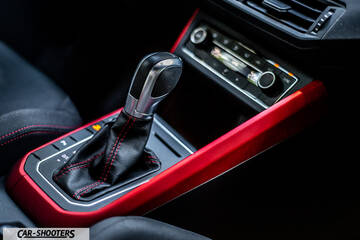 Volkswagen Polo GTI – detail, gear shifter and center console
