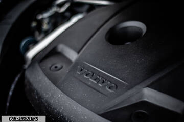Volvo XC60 Polestar – engine bay, engine cover close-up