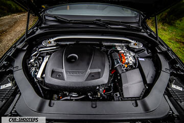 Volvo XC60 Polestar – engine bay, with a strut tower brace