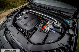 Volvo XC60 Polestar – engine bay, clean engine compartment with strut bar