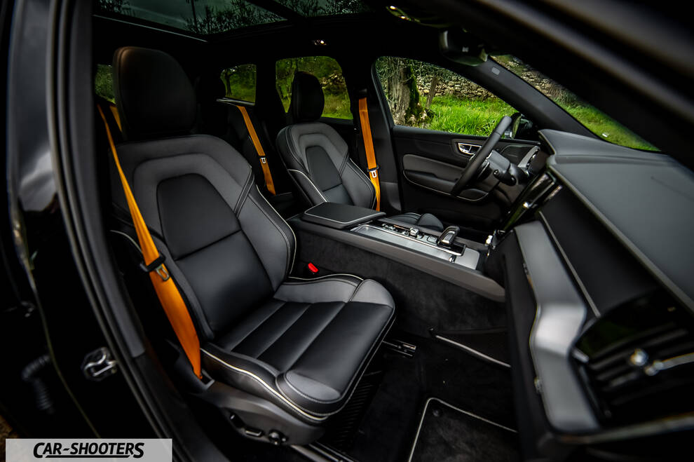 Volvo XC60 Polestar – interior, black leather seats with yellow seatbelts