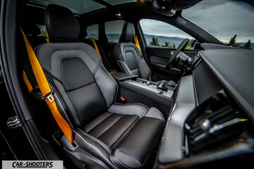 Volvo XC60 Polestar – interior, leather front seats with yellow seatbelts