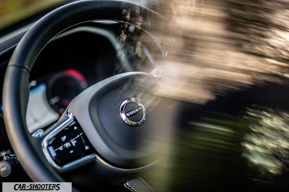 Volvo XC60 Polestar – dashboard, leather steering wheel close-up