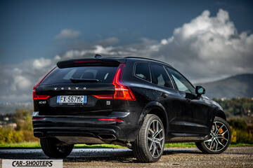 Volvo XC60 Polestar – rear three-quarter, black against a cloudy sky backdrop