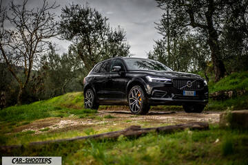 Volvo XC60 Polestar – front three-quarter, black on a dirt path among olive trees