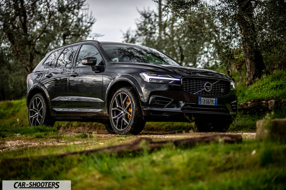 Volvo XC60 Polestar – front three-quarter, black on a dirt path among trees