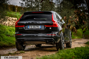 Volvo XC60 Polestar – rear view, black on a country road