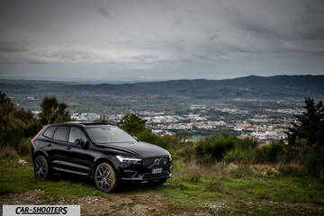 Volvo XC60 Polestar – front three-quarter, black against a mountain backdrop