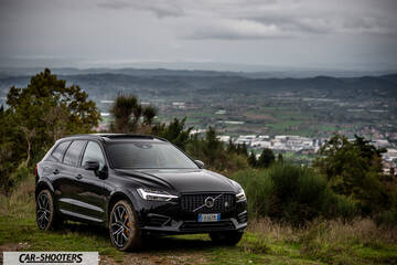 Volvo XC60 Polestar – front three-quarter, black against a mountain backdrop
