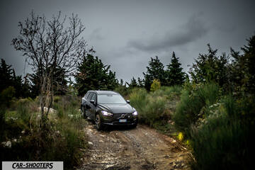 Volvo XC60 Polestar – front three-quarter, dark grey on a dirt road