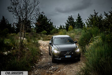 Volvo XC60 Polestar – front three-quarter, dark grey on a rough dirt path