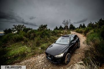 Volvo XC60 Polestar – front three-quarter, black on a country road