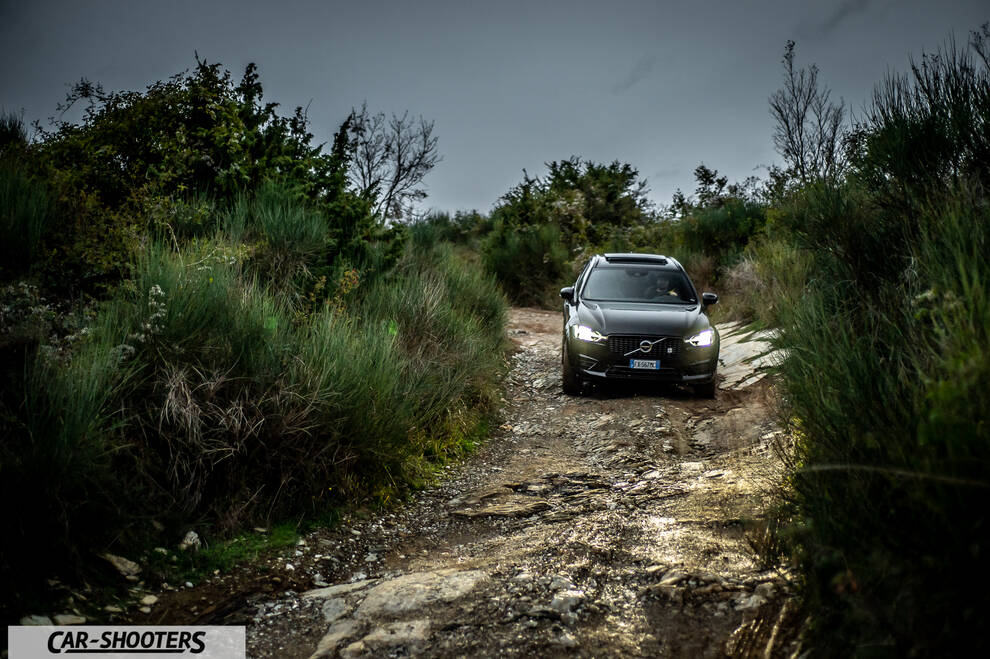 Volvo XC60 Polestar – front three-quarter, dark grey on a rough dirt path