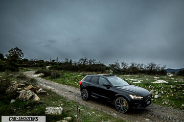 Volvo XC60 Polestar – front three-quarter, black on a dirt road