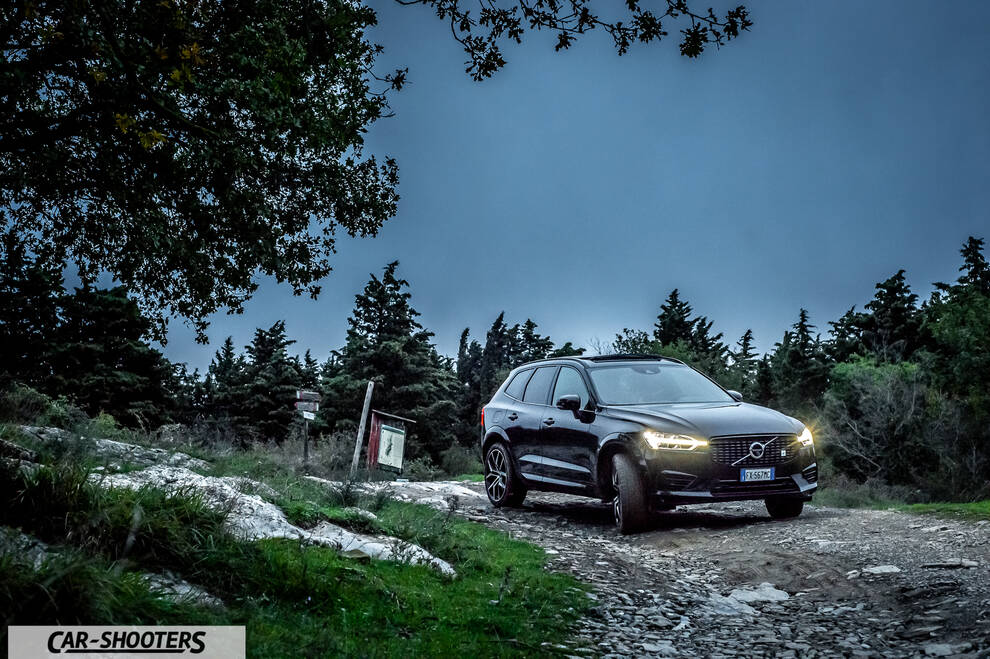 Volvo XC60 Polestar – front three-quarter, black on a dirt road