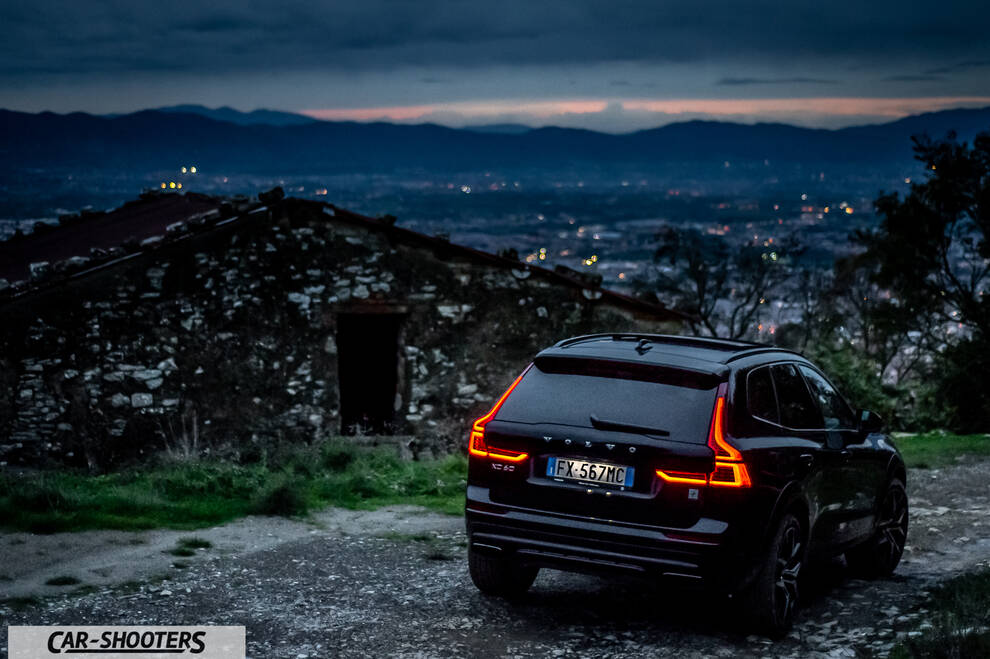 Volvo XC60 Polestar – rear three-quarter, black against a mountain backdrop at dusk
