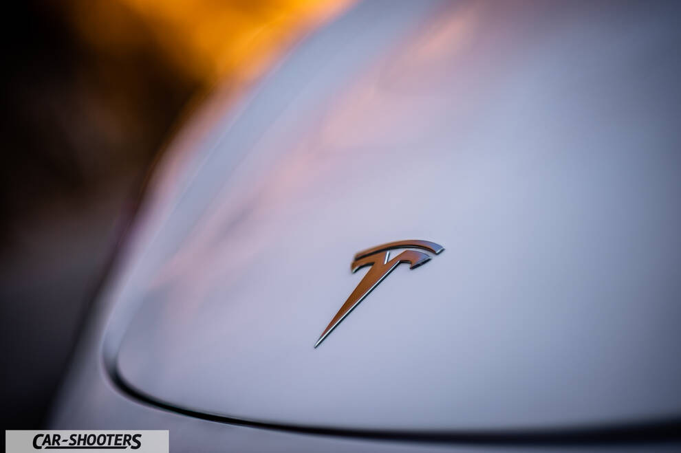 Tesla Model 3 – detail, emblem close-up