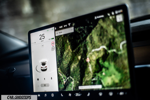 Tesla Model 3 – dashboard, large central touchscreen display