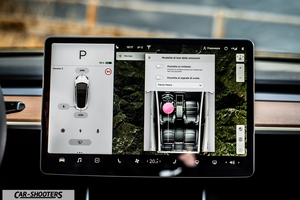 Tesla Model 3 – dashboard, large central touchscreen display