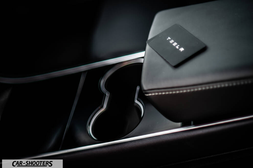 Tesla Model 3 – interior, center console and cup holders