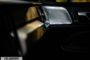 Volvo s60 polestar – interior, silver speaker grille on door