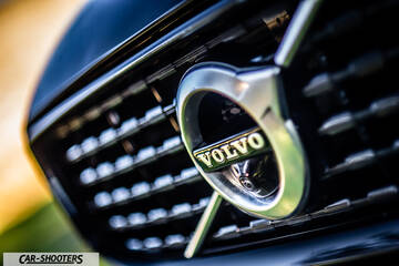Volvo s60 polestar – detail, front grille badge close-up