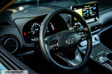 Hyundai Kona electric – dashboard, modern steering wheel and touchscreen