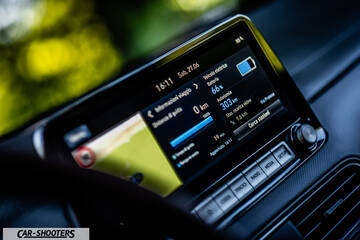 Hyundai Kona electric – dashboard, touchscreen infotainment display