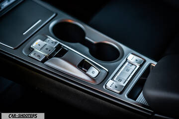 Hyundai Kona electric – interior, center console with gear selector