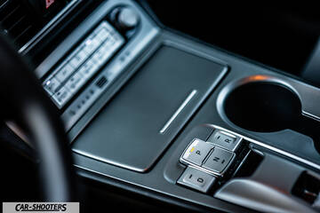 Hyundai Kona electric – interior, center console with push button shifter
