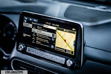 Hyundai Kona electric – dashboard, touchscreen infotainment display with navigation