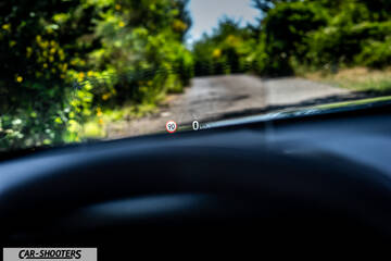 Hyundai Kona electric – dashboard, heads-up display showing speed